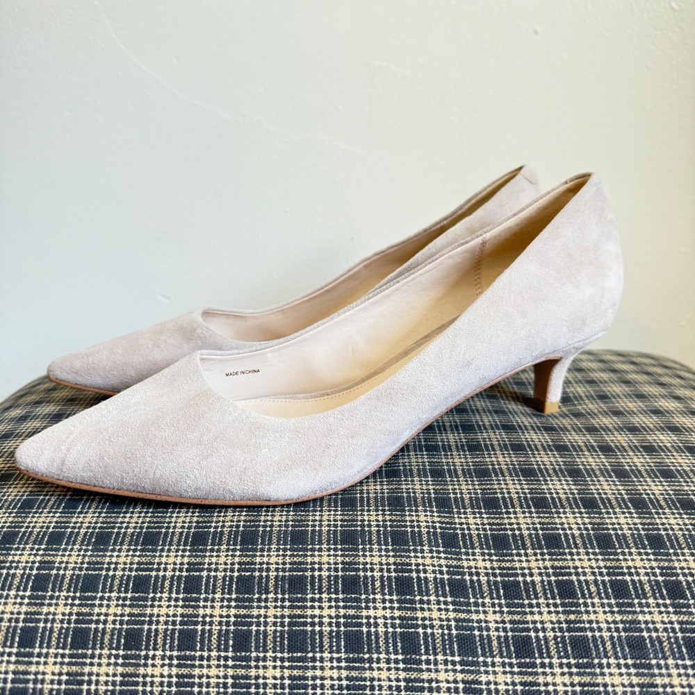 Pelle Moda Kacey Suede Pointed Toe Kitten Heel Pump Size 9M Light Taupe